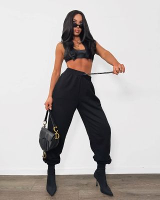 Tepláky zo 100% bavlny nájdeš na webe v dvoch veľkostiach 🥰 #teplaky #cierneteplaky #bavlneneteplaky #ootd #dnesnosim