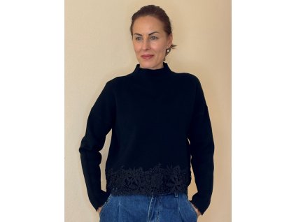 Svetr se stojáčkem a krajkou v pase