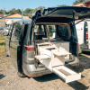  Kempingová vestavba Campees ve vozidle VW T7 Multivan s kuchyňkou a plynovým vařičem