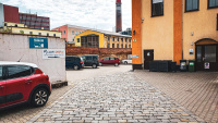 Areál prodejny s vybavením pro karavany