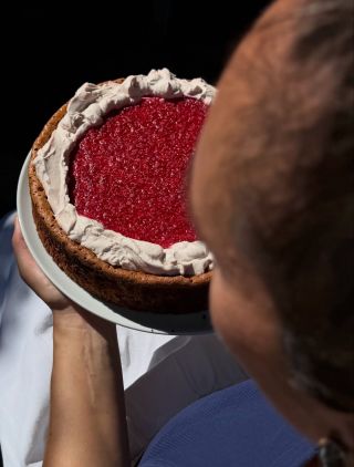 Tohle je náš Obláčkový dort ( pistácie, maliny, mascarpone) je to náš masterpiece, za kterým se vždycky zapráší. Sladkýho...