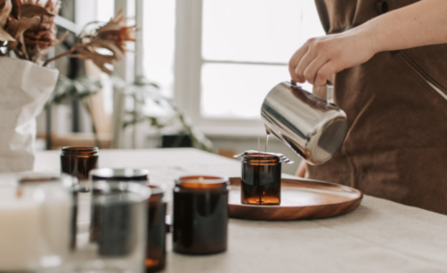 Jak vyrobit svíčku doma: Průvodce výběrem vosku a výrobou