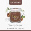 Yankee Candle Yankee Candle vonná svíčka Signature ve skle střední Praline & Birch 368g