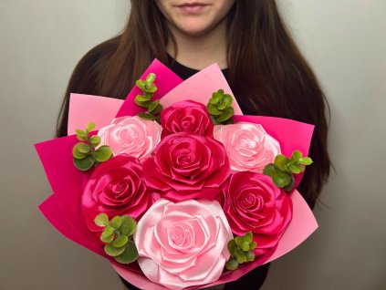 kytice 7 svetle a tmave ruzovych ruzi s dekorativnimi listky