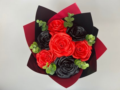 kytice 7 cervenych a cernych ruzi s dekorativnimi listky 1