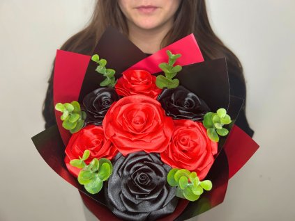 kytice 7 cervenych a cernych ruzi s dekorativnimi listky