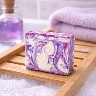 💜 Jemné levandulové mýdlo – malý kousek klidu pro vaši pokožku i mysl. Zavřete oči a představte si procházku rozkvetlým...