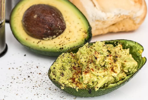 Trempette à l'avocat, aux pommes et aux graines de chanvre