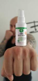 Dusan-Pala-testuje-spray-CBD