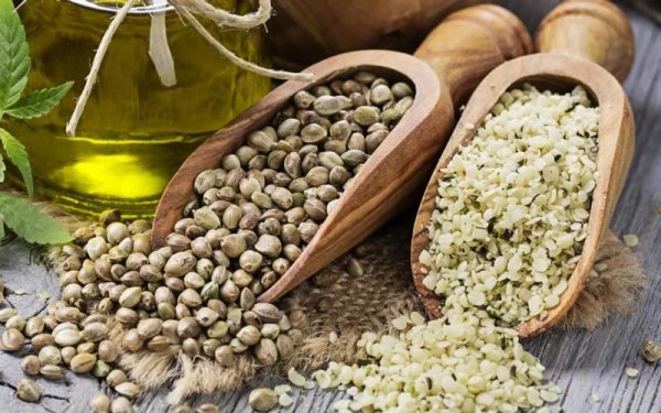 Mi a különbség a hántolt és az egész kendermag között?