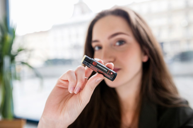 Dívka s CBD balzámem Cannapurna