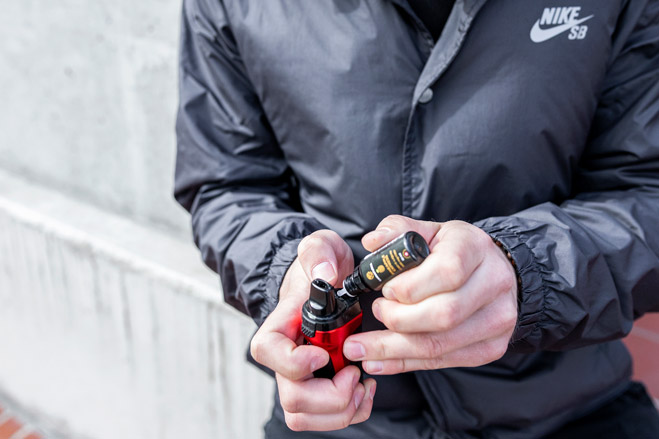 Naplňování e-cigarety CBD liquidem z lahvičky