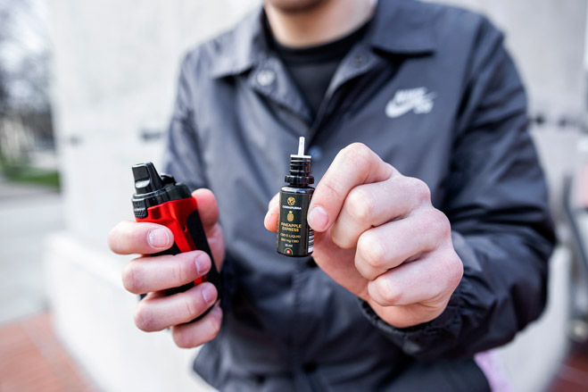 Lahvička CBD liquidu Pineapple Express a elektronická cigareta