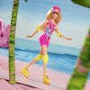 Barbie panenka ve filmovém oblečku na kolečkových bruslích