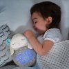 Skip Hop Usínáček s projektorem M&M Hug me - Ovečka 0m+