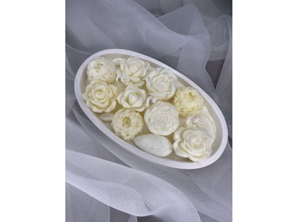 Loďka plná květů