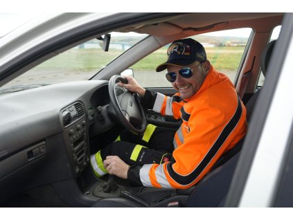 *Kurz* - S volantem vpravo, s autem vlevo