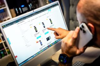 Věděli jste, že nás můžete kontaktovat hned několika způsoby? Jsme tu pro vás přes Instagram, WhatsApp, Facebook i chat...