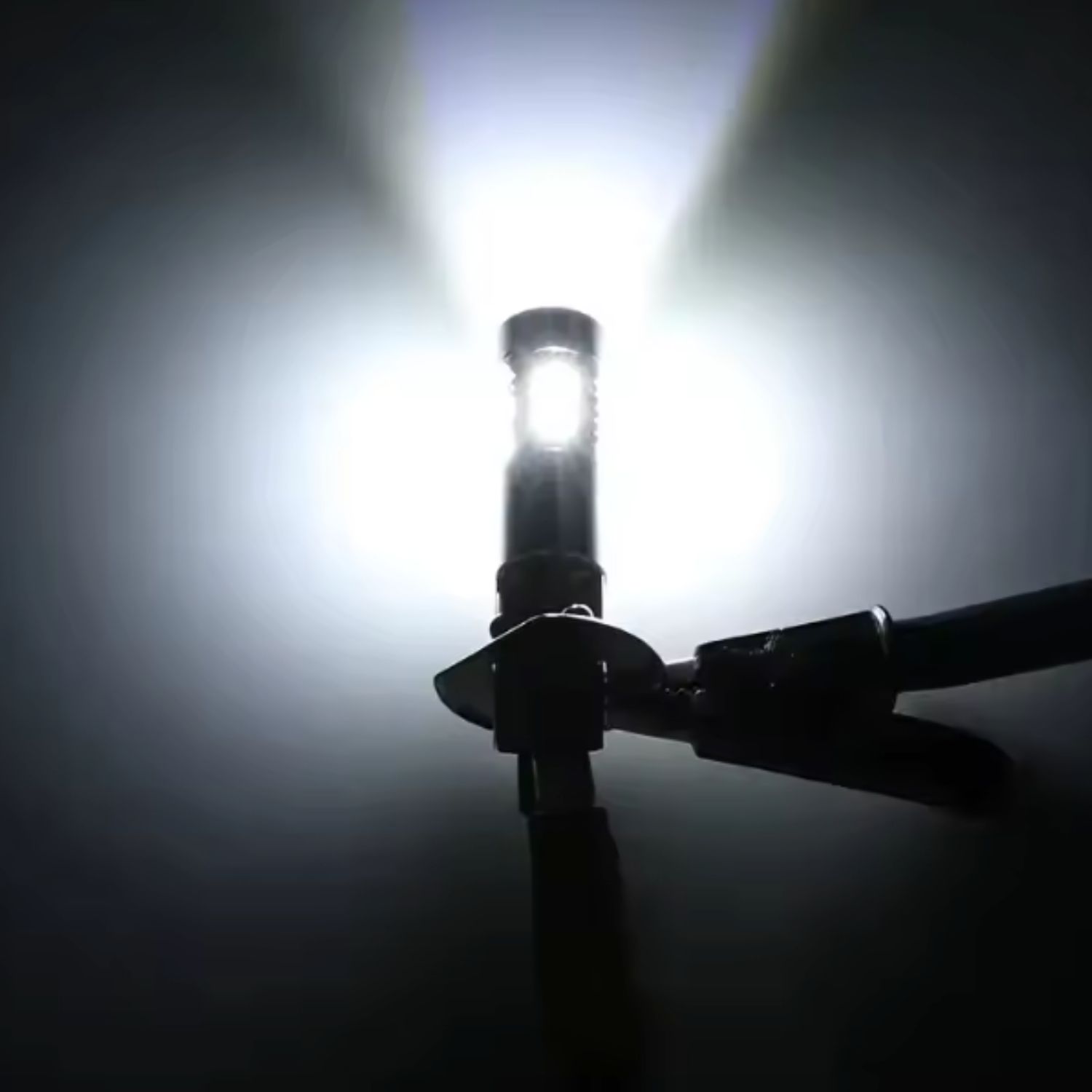 Zobrazení čistě bílé svítivosti moderní LED žárovky H1 6000K