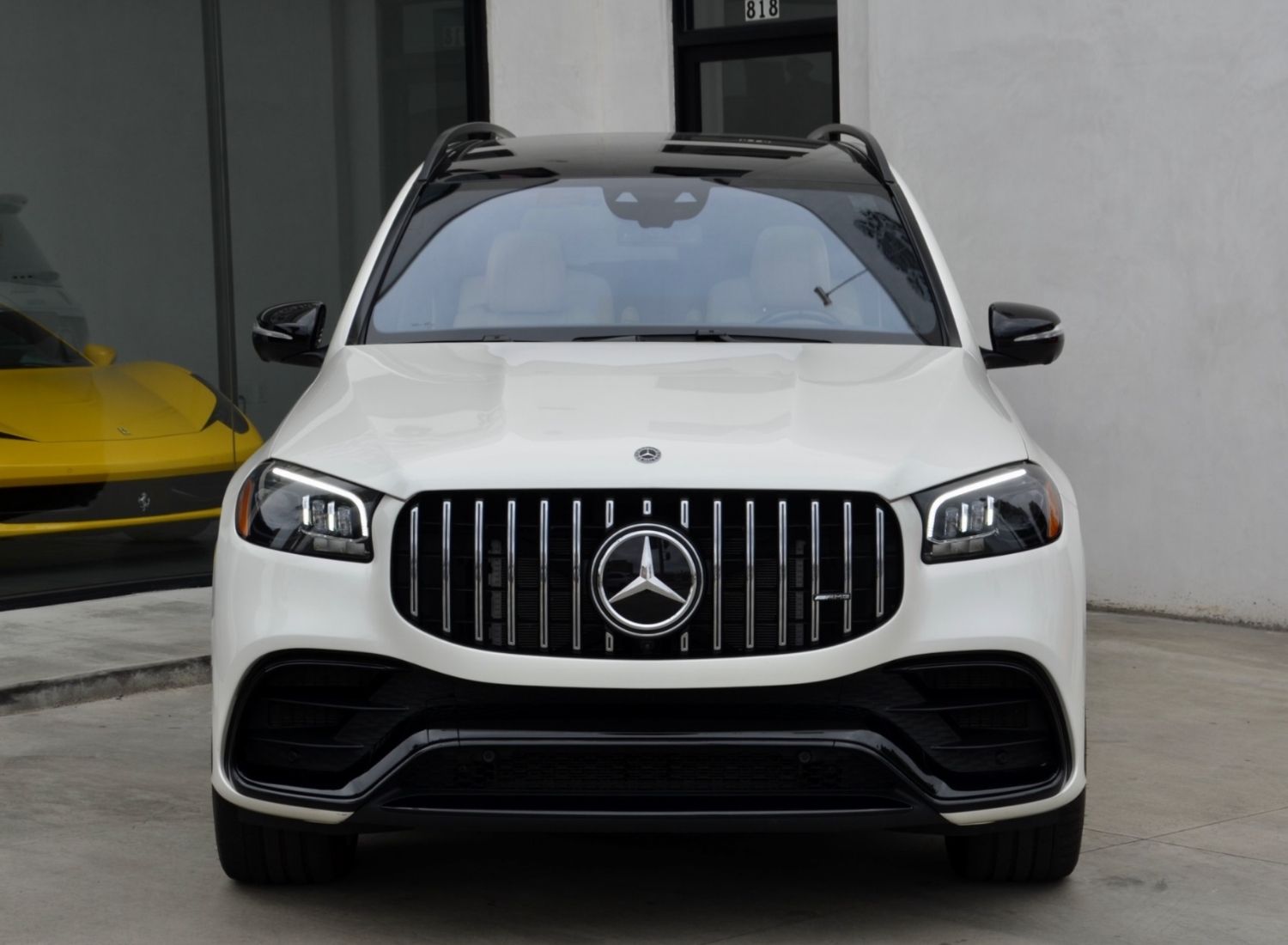 Přední maska AMG styl na bílém Mercedes-Benz GLS 2025 jako elegantní a sportovní doplněk