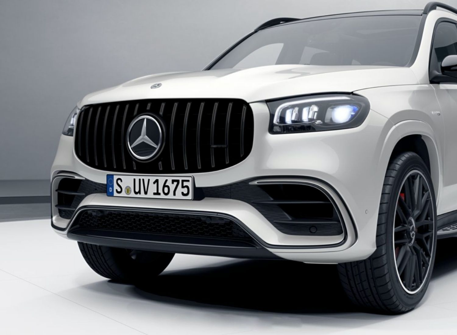 Bílý Mercedes-Benz GLS s nainstalovanou černou sportovní maskou Panamericana GTR
