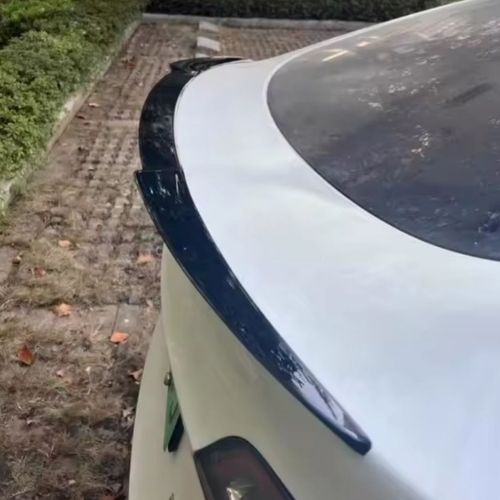 Spoiler na bílé Tesle