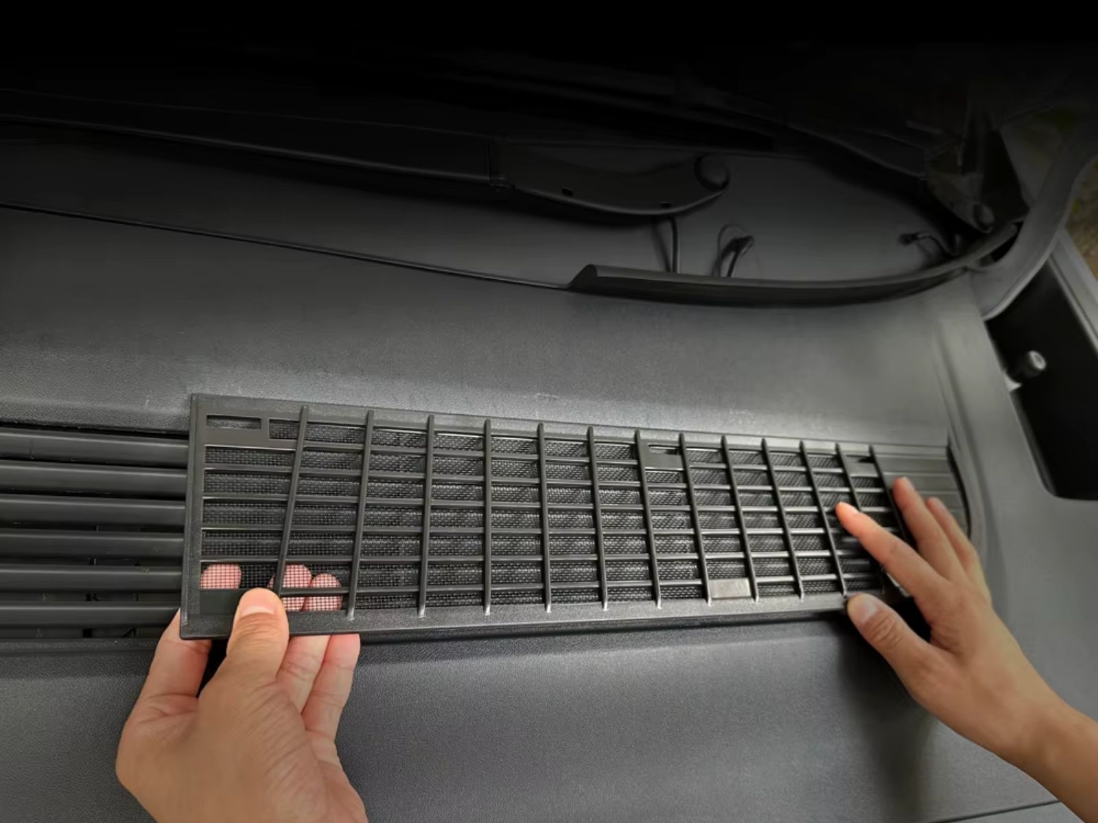 Jednoduchá Snap-on instalace mřížky sání Tesla Juniper bez nářadí do 30 sekund
