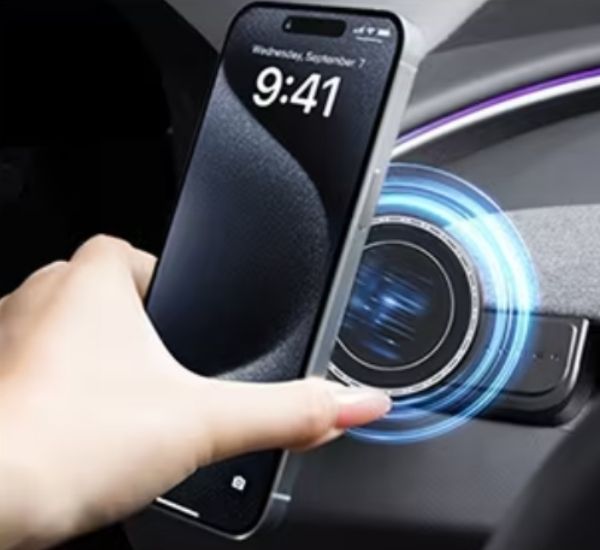 Magnetické přichycení iPhone MagSafe za jízdy