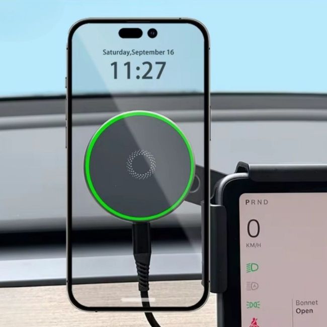 MagSafe nabíječka v interiéru Tesla