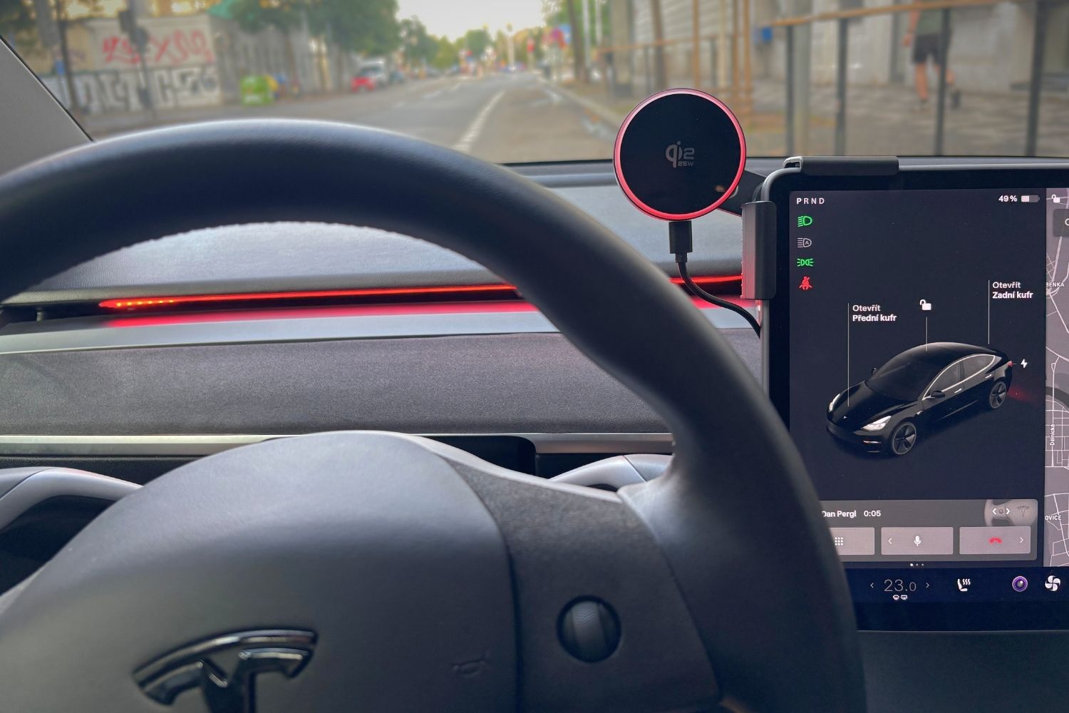 Elegantní MagSafe držák na displej v interiéru Tesla s rychlým nabíjením