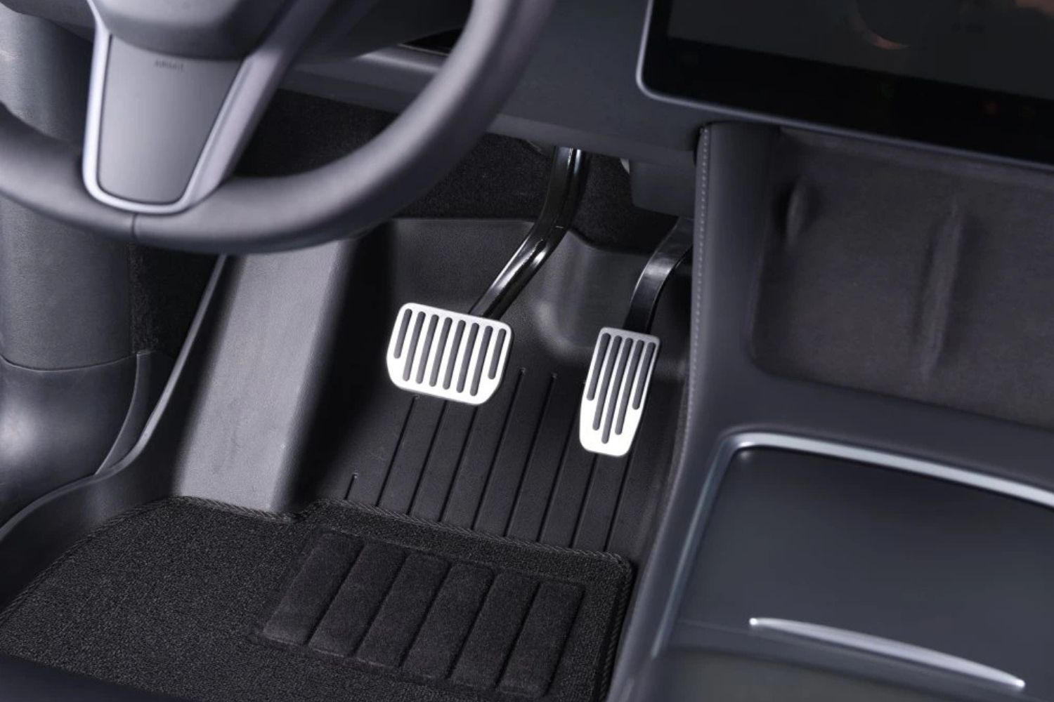 Sportovní pedály instalované v interiéru Tesla Model Y