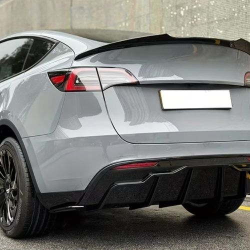 Spoiler na šedé Tesle