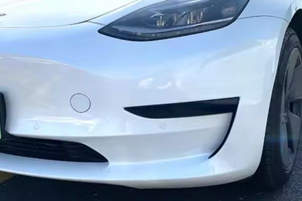 Tesla bez krytů mlhovek - stav před