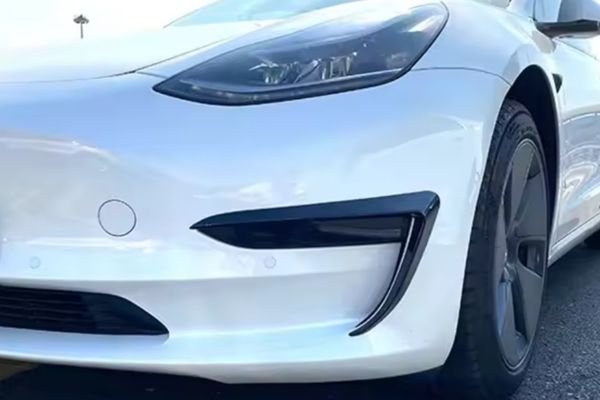 Tesla s černými lesklými kryty mlhovek - stav po