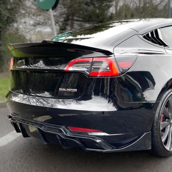 Zadní spoiler Max Style instalovaný na Tesla Model Y