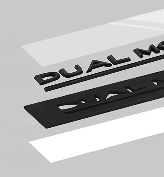 Detailní pohled na 4 vrstvy znaku Dual Motor