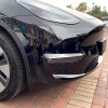 detail cerny leskly kryt mlhoveho svetla tesla model y