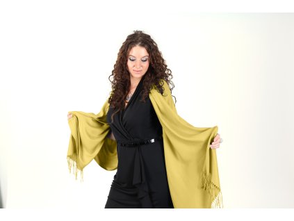 Pashmina Carlo Romani P100 (zlatá) modelka (3)
