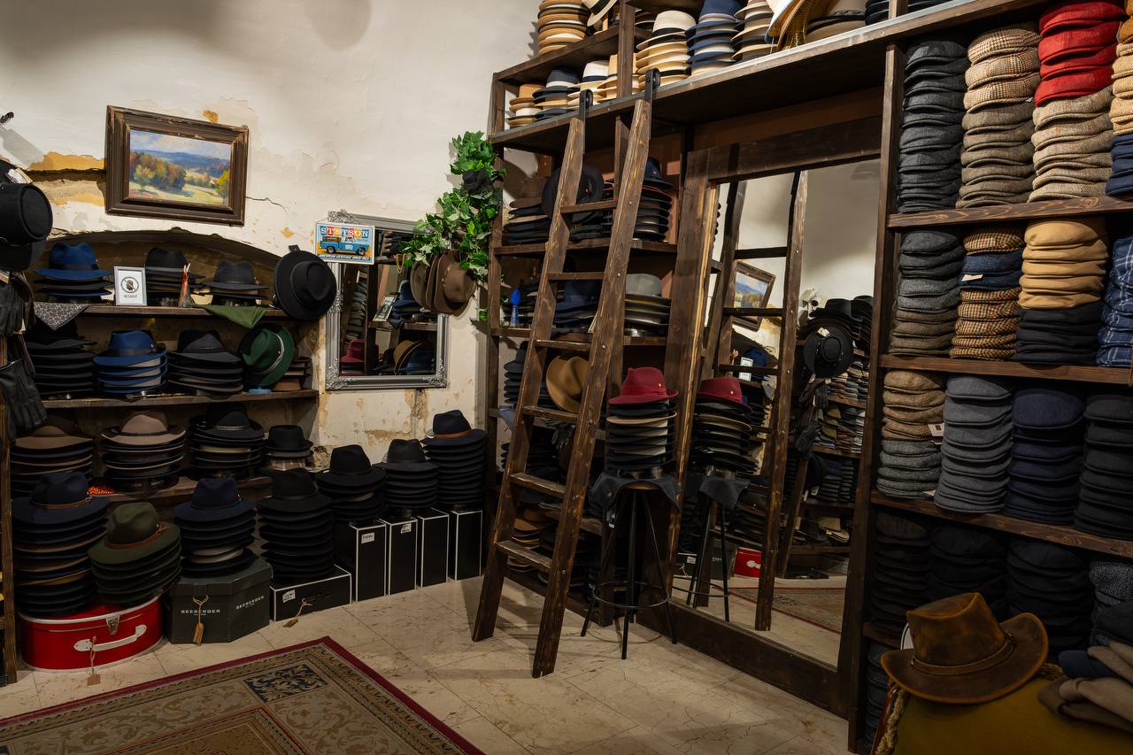 Interiér kloboučnictví Brno – Carlsbad Hat Co. Minoritská 2, klobouky a bekovky