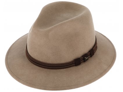 Zimní myslivecký klobouk od Fiebig - béžový s koženou stuhou a ozdobou ve tvaru loveckého psa