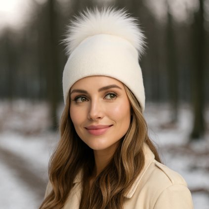 Dámská bílá zimní vlněná čepice s bambulí