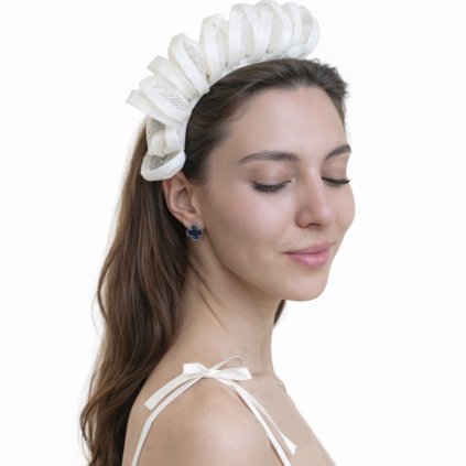 Bílý dámský fascinátor pro slavnostní příležitosti
