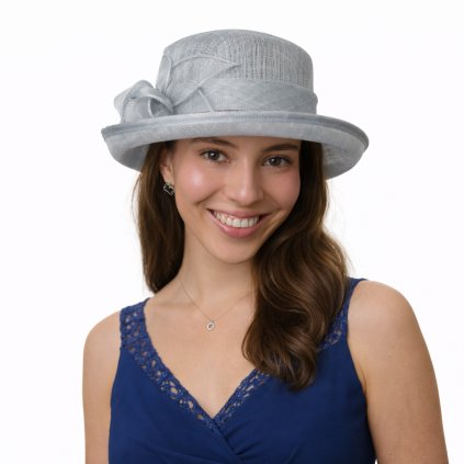 Cloche bledě modrý slavnostní klobouček s ozdobou - ze sisálové slámy