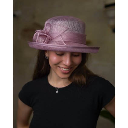 Cloche ametyst slavnostní klobouček s ozdobou - ze sisálové slámy