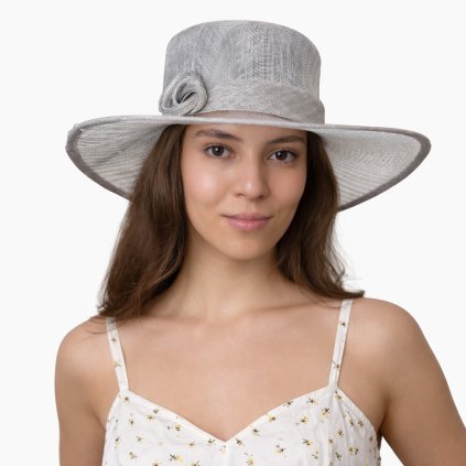 Cloche slavnostní šedý klobouk s ozdobou - ze sisálové slámy