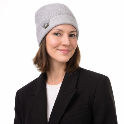 Dámská zimní pletená čepice – světle šedá.