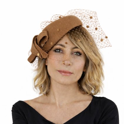 Béžová plstěná slavnostní lodička se závojem