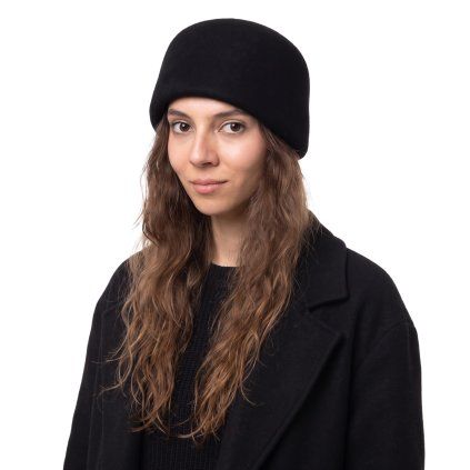 Černý dámský klobouk bez krempy Mayser Flora na modelce