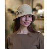 Letní dámský nemačkavý béžový klobouk s mašličkou - cloche - Seeberger