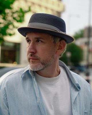 Klobouk na hlavě, svět o krok zajímavější. 🤗💯 Máme jich spoustu a s výběrem pomůžeme, aby seděl přesně vám. #carlsbadhat...